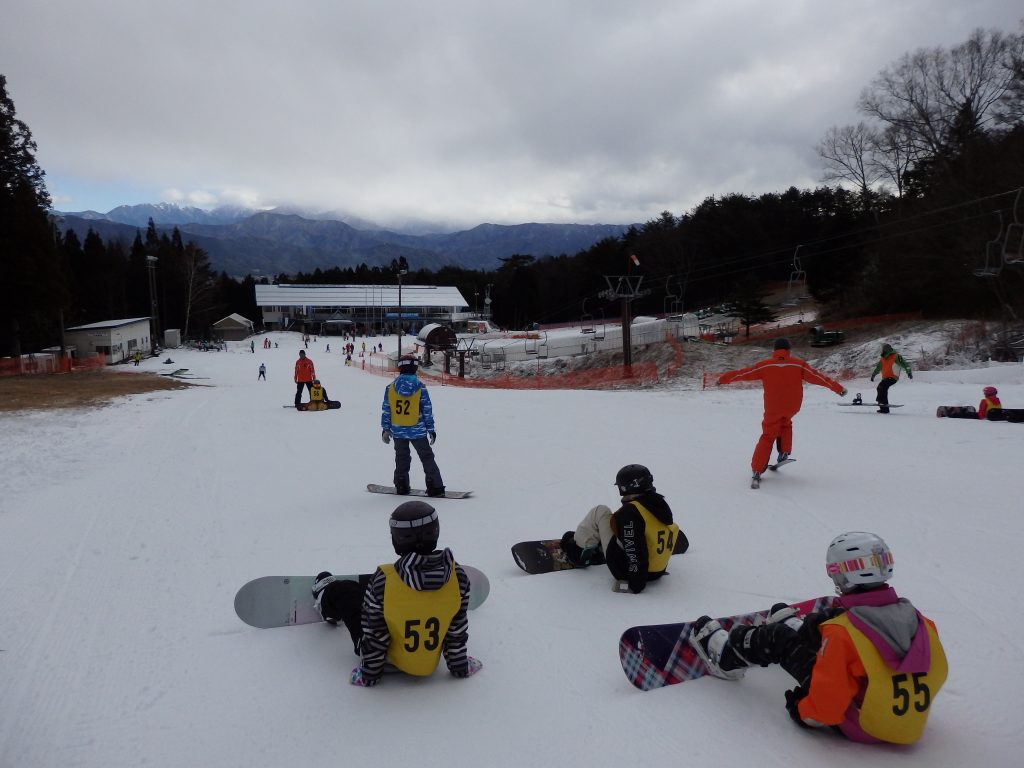 【遅くなりました】かみいな小学生スキー・ボード教室の写真です