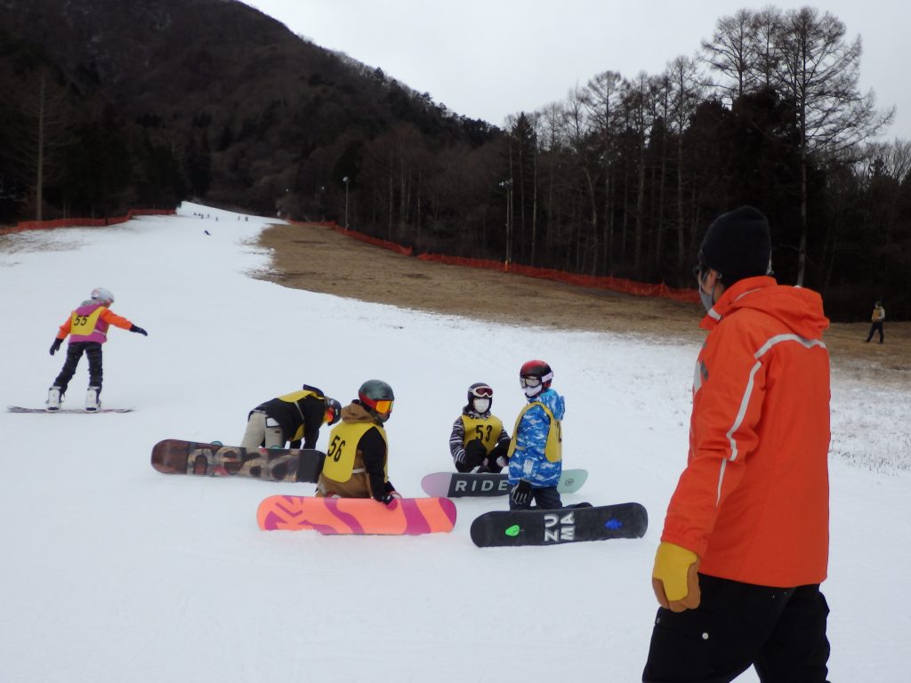 【遅くなりました】かみいな小学生スキー・ボード教室の写真です