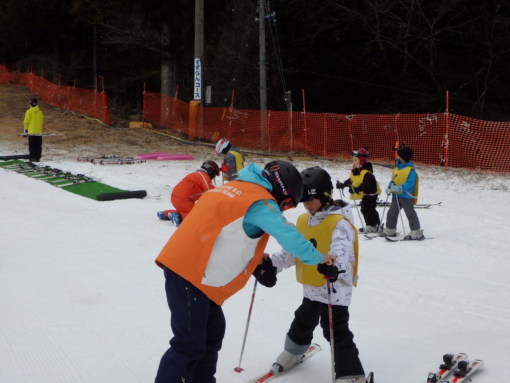 【遅くなりました】かみいな小学生スキー・ボード教室の写真です